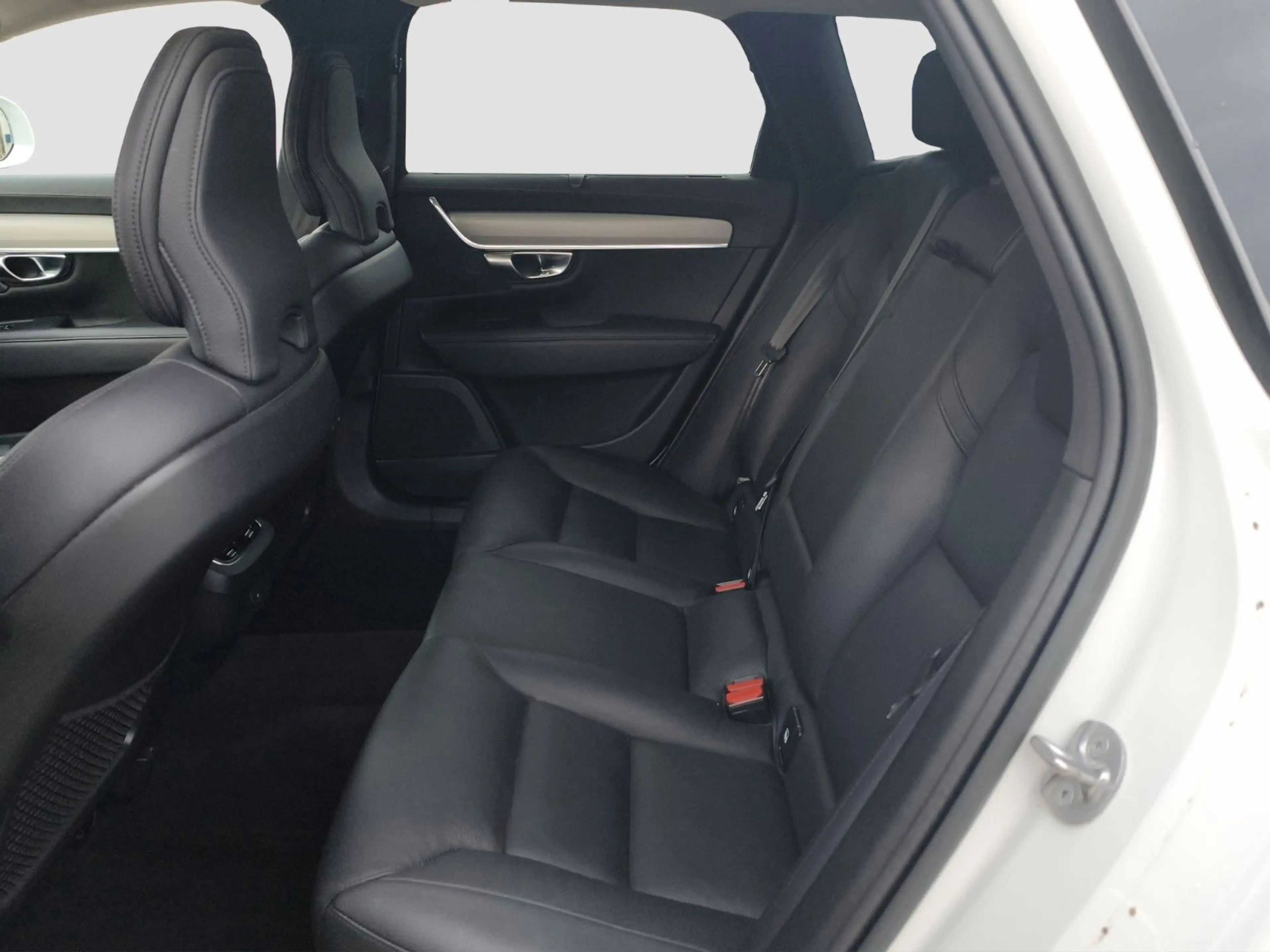 Volvo V90 Cross Country B5 Ultimate AWD — photo 14