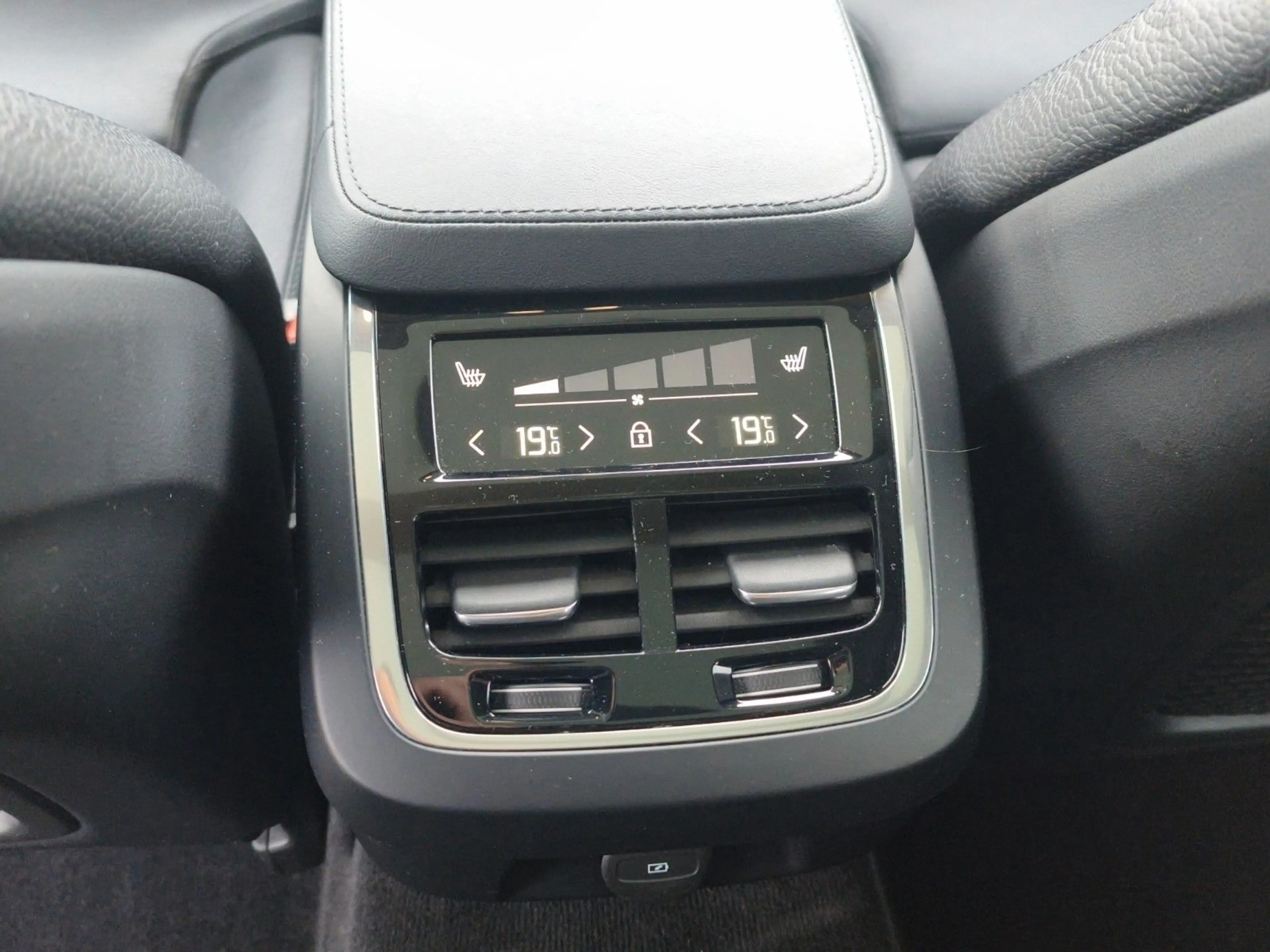 Volvo V90 Cross Country B5 Ultimate AWD — photo 11