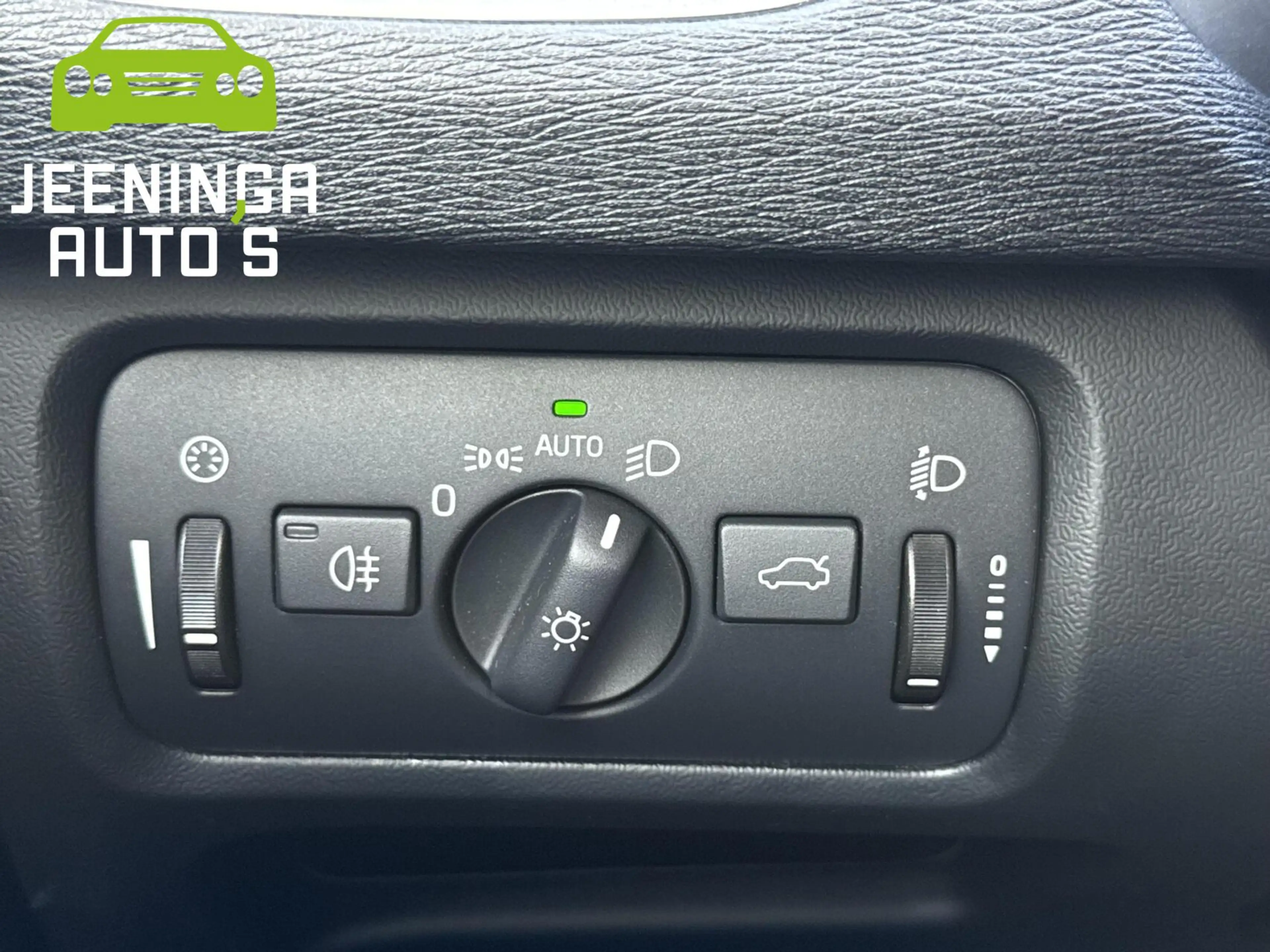 Volvo V40 1.6 T4 Momentum|Clima|Navi|Af.Trekhaak — photo 28