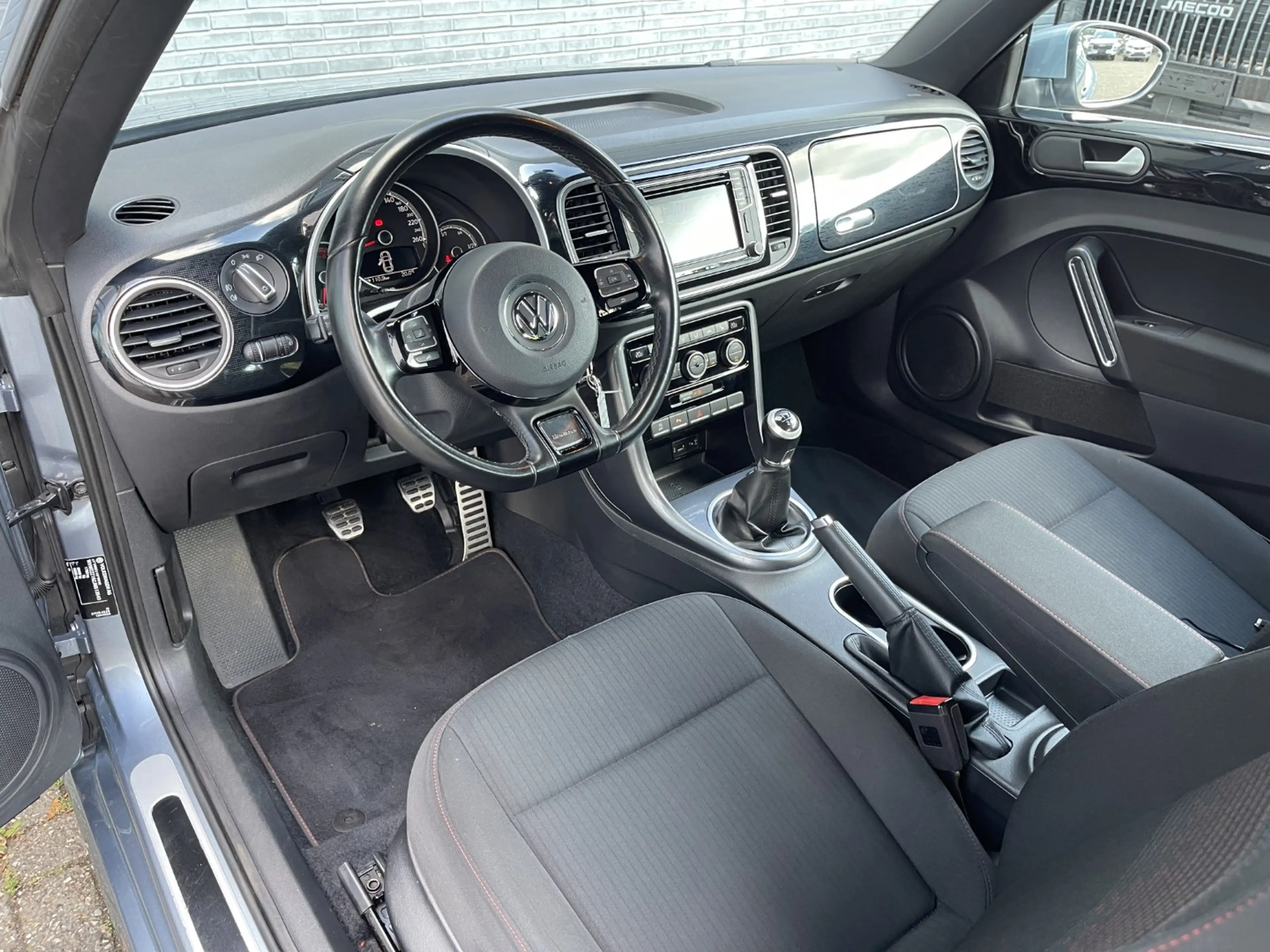Volkswagen Beetle 1.2 TSI Sound Exclusive Series Cabriolet | Navi & — photo 5