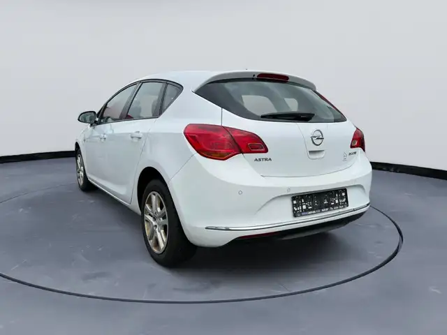 Opel Astra view 3