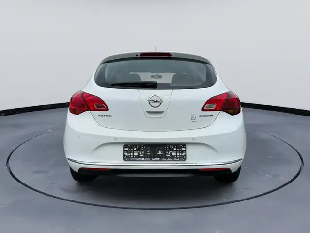 Opel Astra view 4