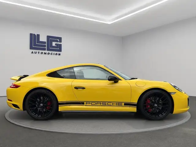 Porsche 911 view 4
