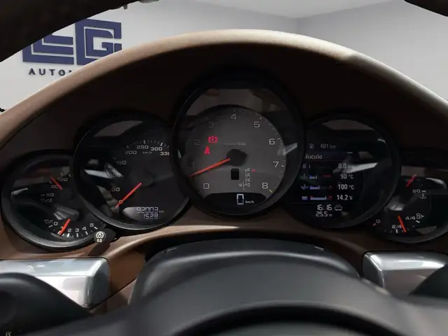 Porsche 911 view 13