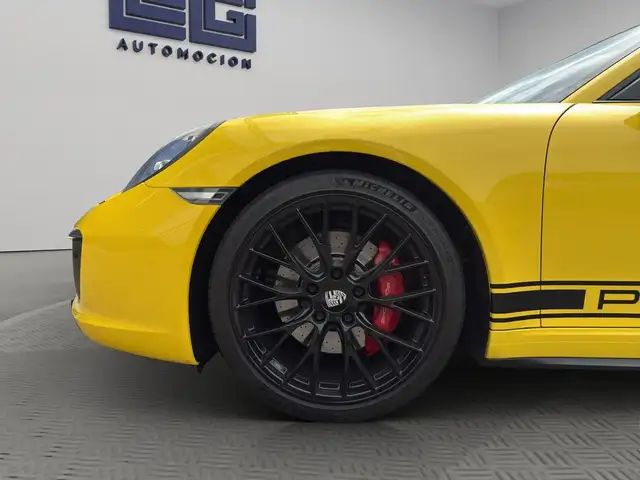 Porsche 911 view 9