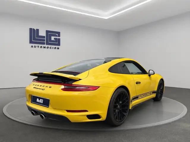 Porsche 911 view 7