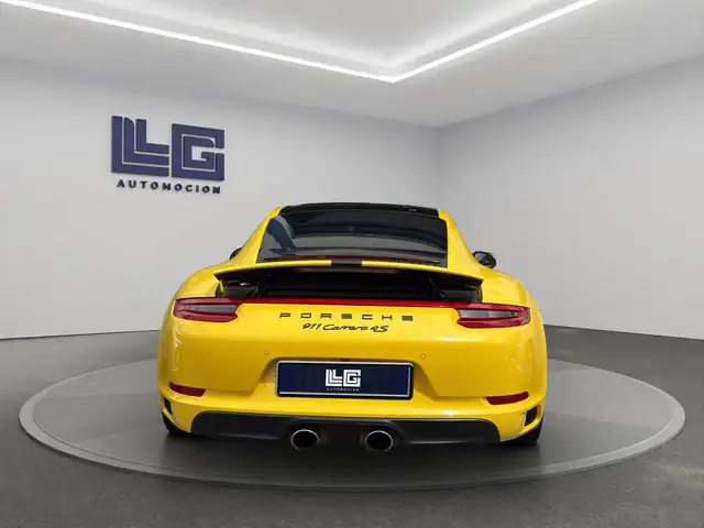 Porsche 911 view 6