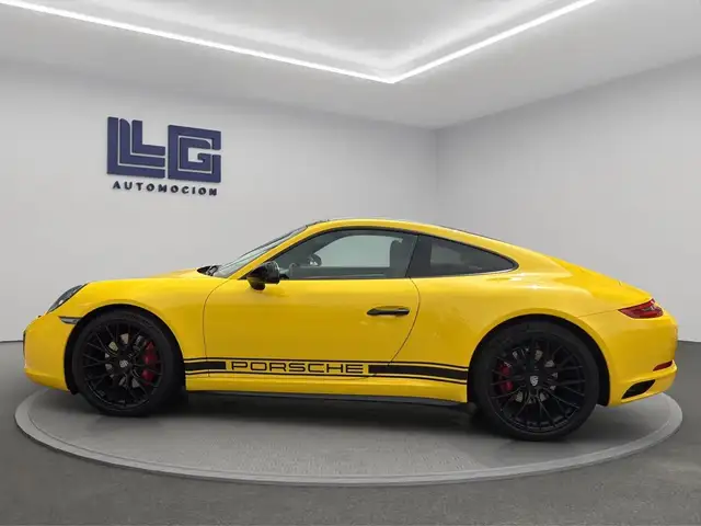 Porsche 911 view 10