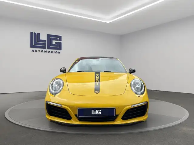Porsche 911 view 3