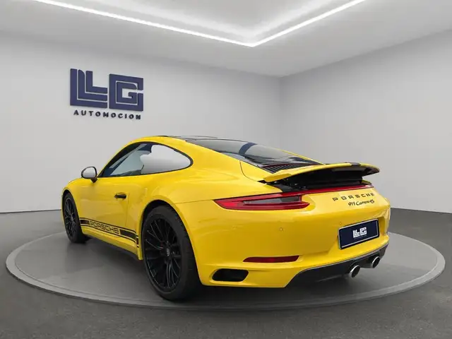 Porsche 911 view 5