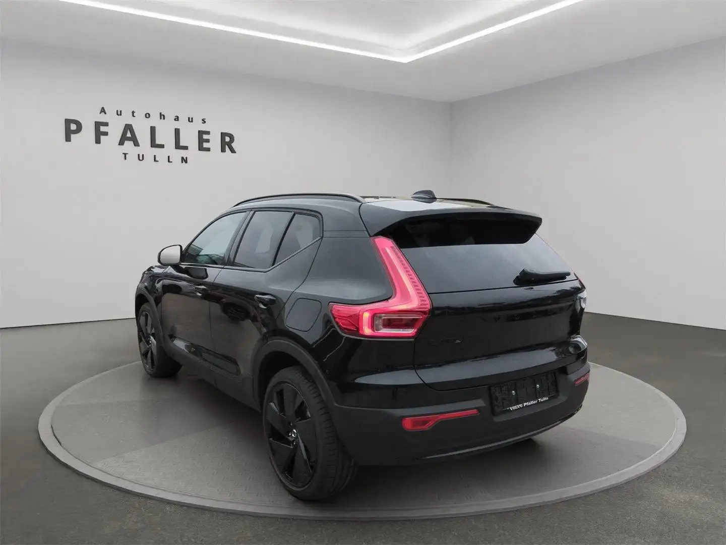 Volvo EX40 Twin Motor 79kWh Ultra Black Edition AWD Чорний - 2