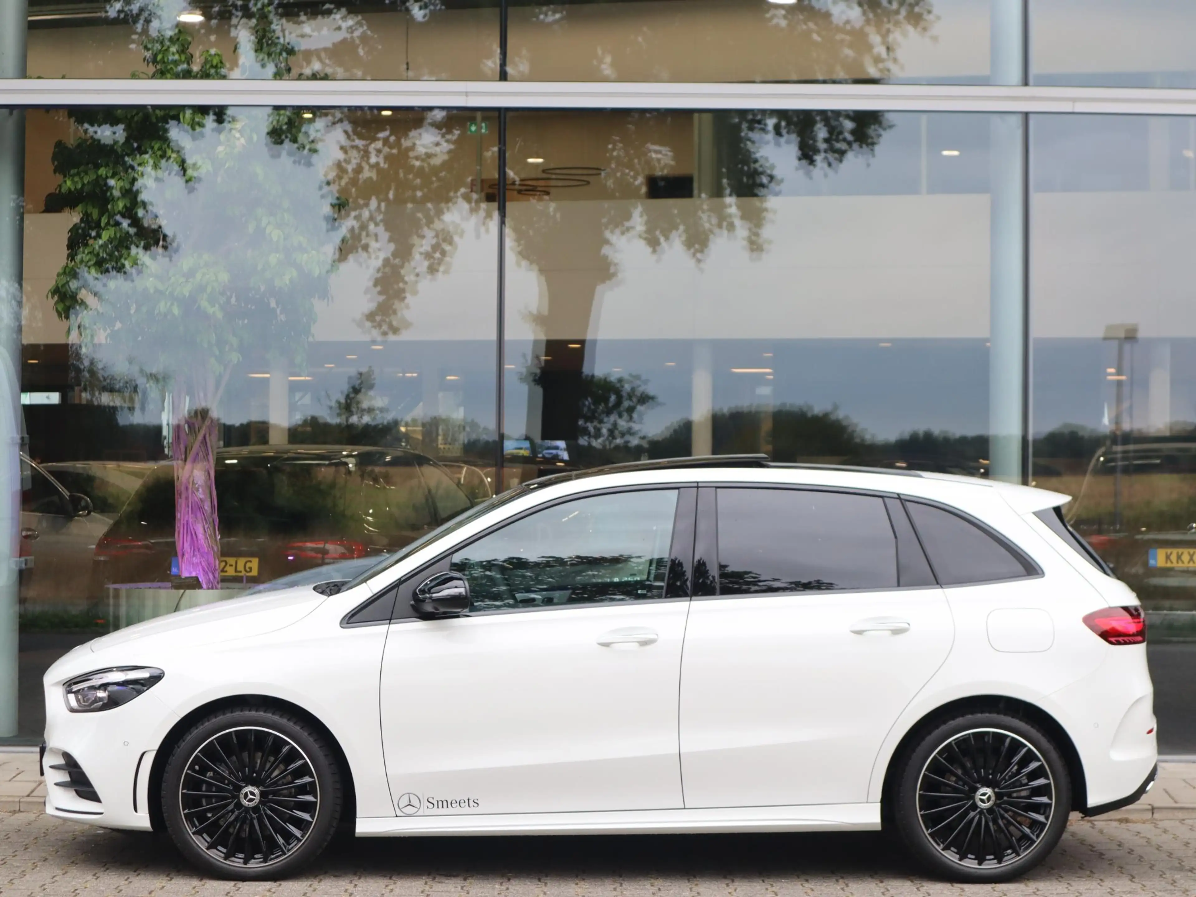 Mercedes-Benz B 250 e Star Edition AMG Line Plus — photo 4