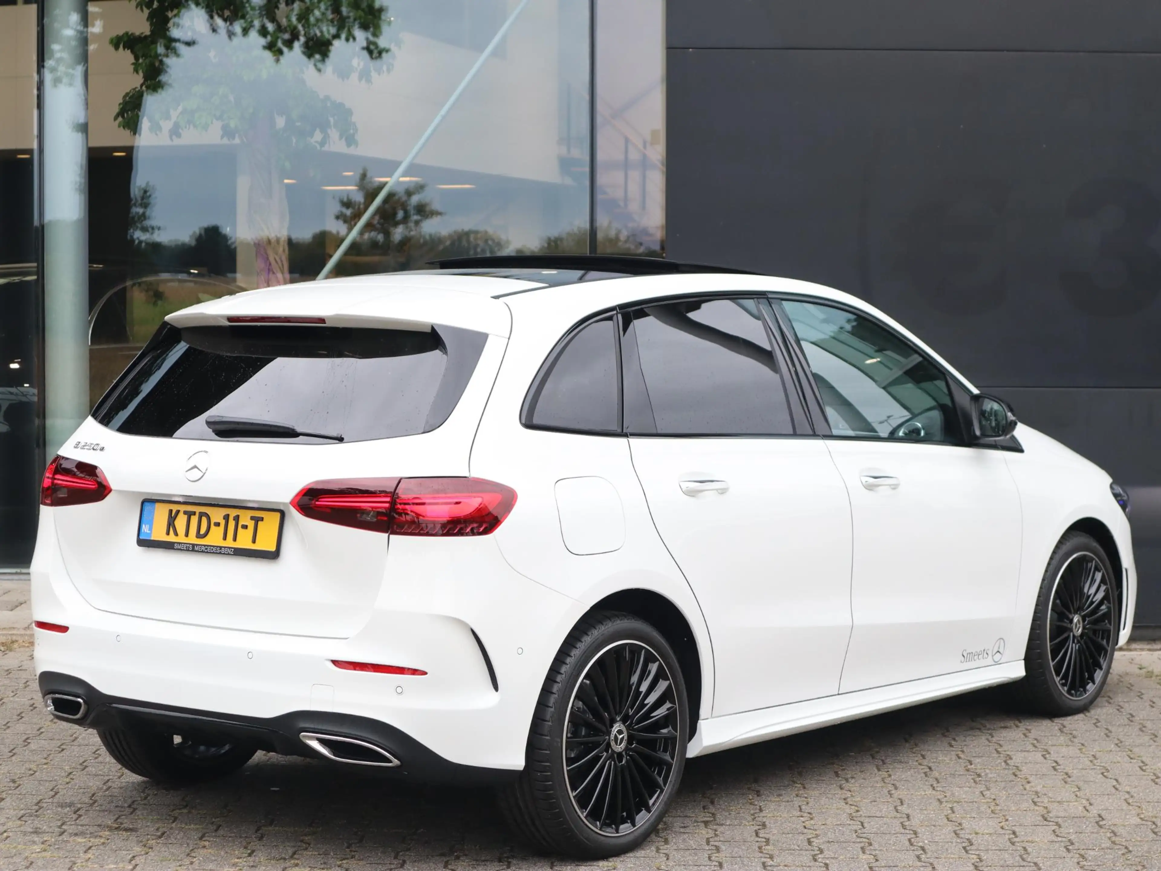 Mercedes-Benz B 250 e Star Edition AMG Line Plus — photo 2