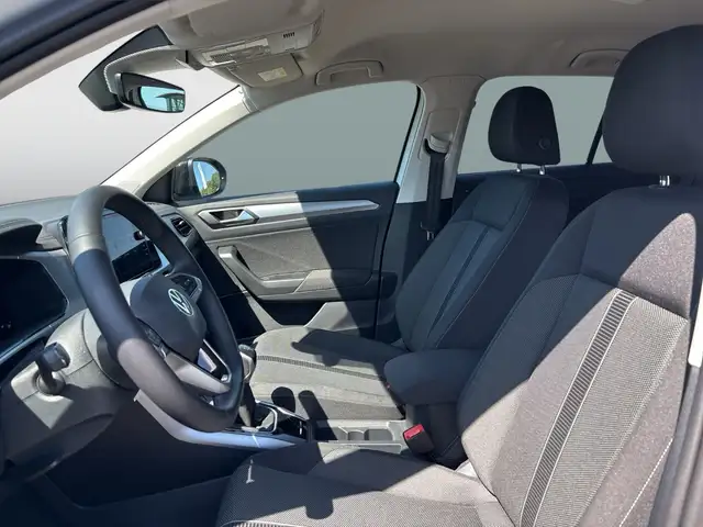 Volkswagen T-Roc view 9