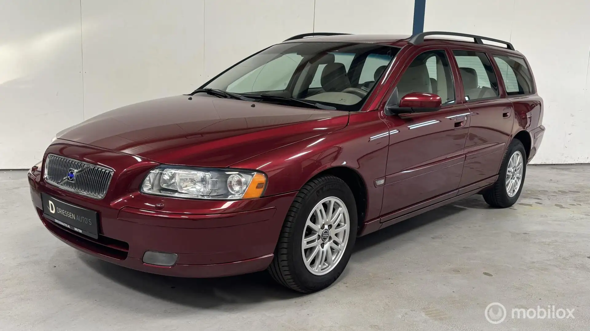 Volvo V70 2.4 Momentum 170PK / 1E EIGENAAR / AUTOMAAT Rood - 1