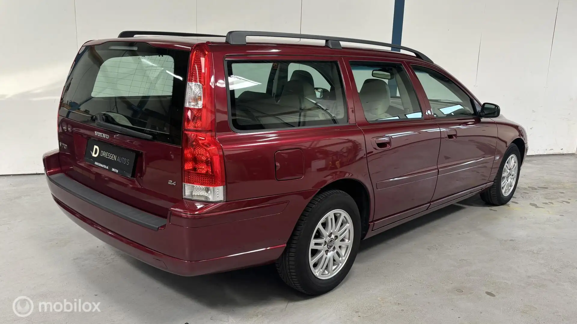 Volvo V70 2.4 Momentum 170PK / 1E EIGENAAR / AUTOMAAT Rood - 2