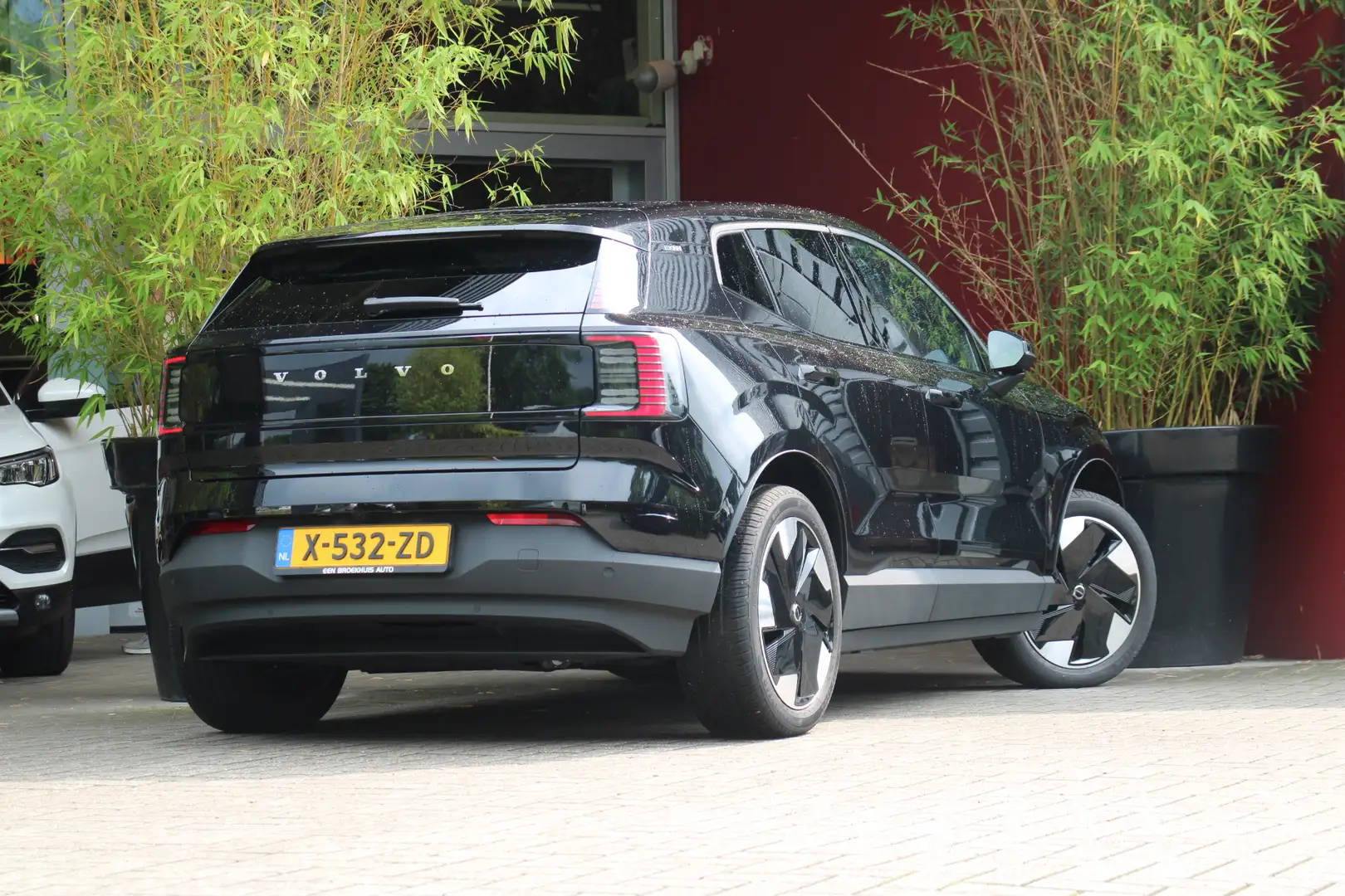 Volvo EX30 Single Motor Extended Range Plus 69 kWh | Pine Int Zwart - 2