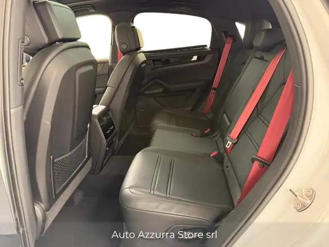 Porsche Cayenne view 14
