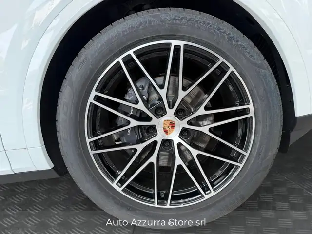 Porsche Cayenne view 8