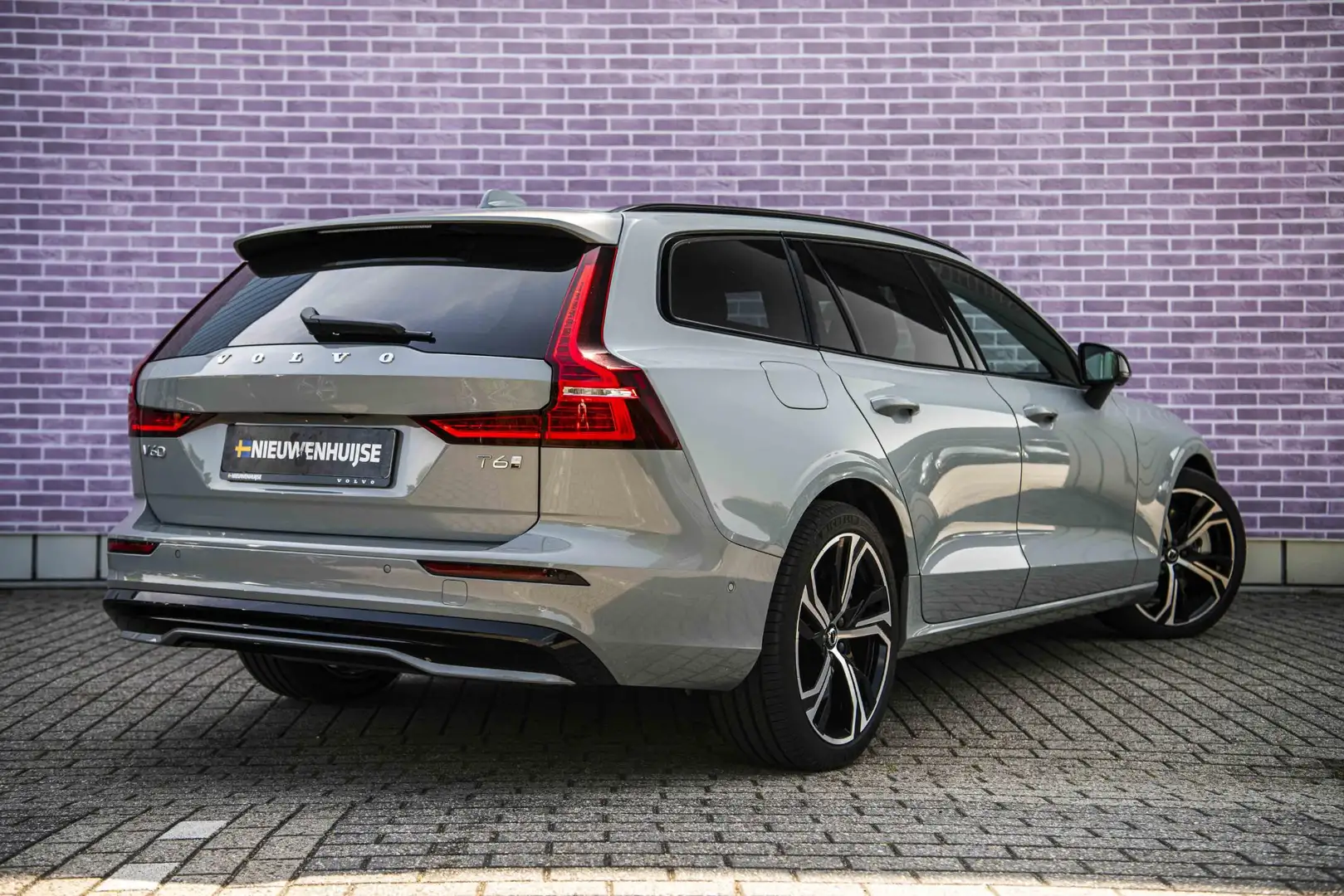 Volvo V60 2.0 T6 Plug-in hybrid AWD Plus Dark | Premium pack Grau - 2