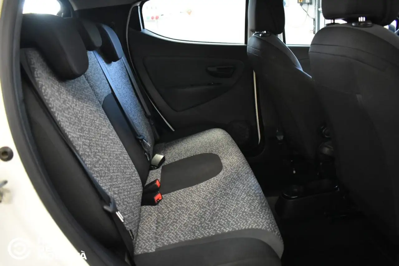 Lancia Ypsilon 2023 — фото 14