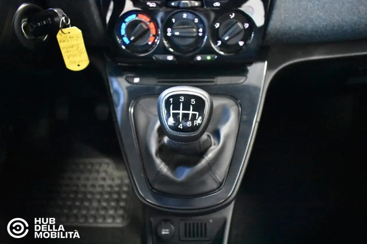 Lancia Ypsilon 2023 — фото 11