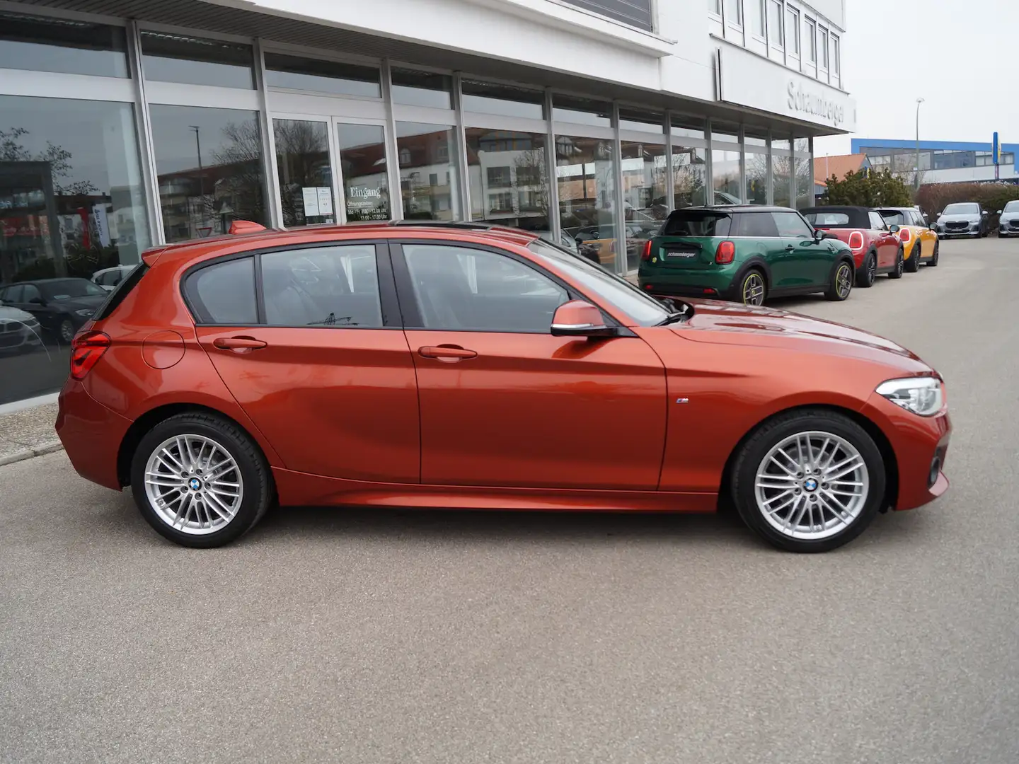 BMW 118 118i Aut. M Sport * Leder * LED * Glasdach * Oranje - 2