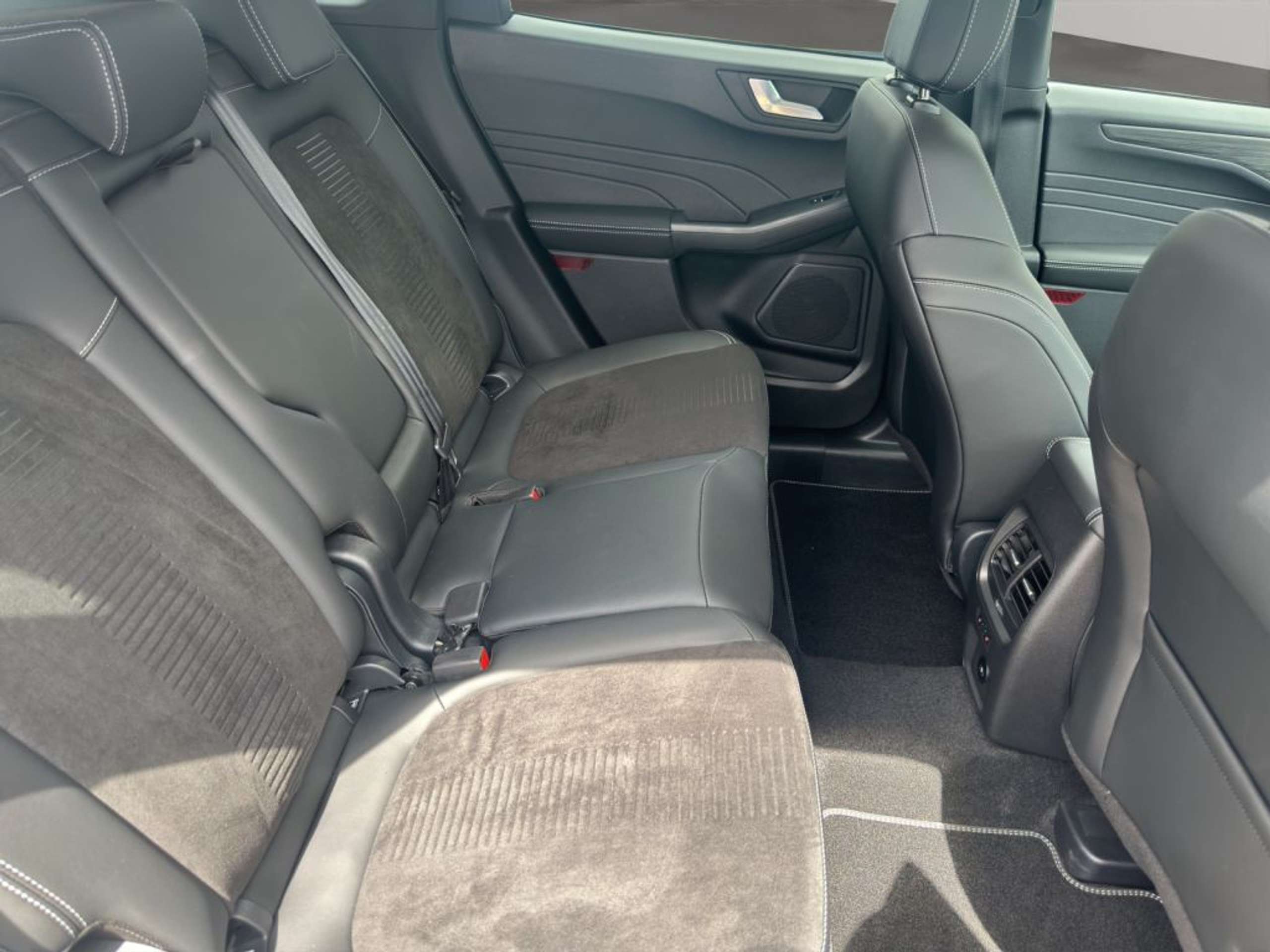 Fahrzeugabbildung Ford Kuga ACTIVE FHEV X 2.5 Ltr. 152 PS *AUT - mit KI generiert/bearbeitet