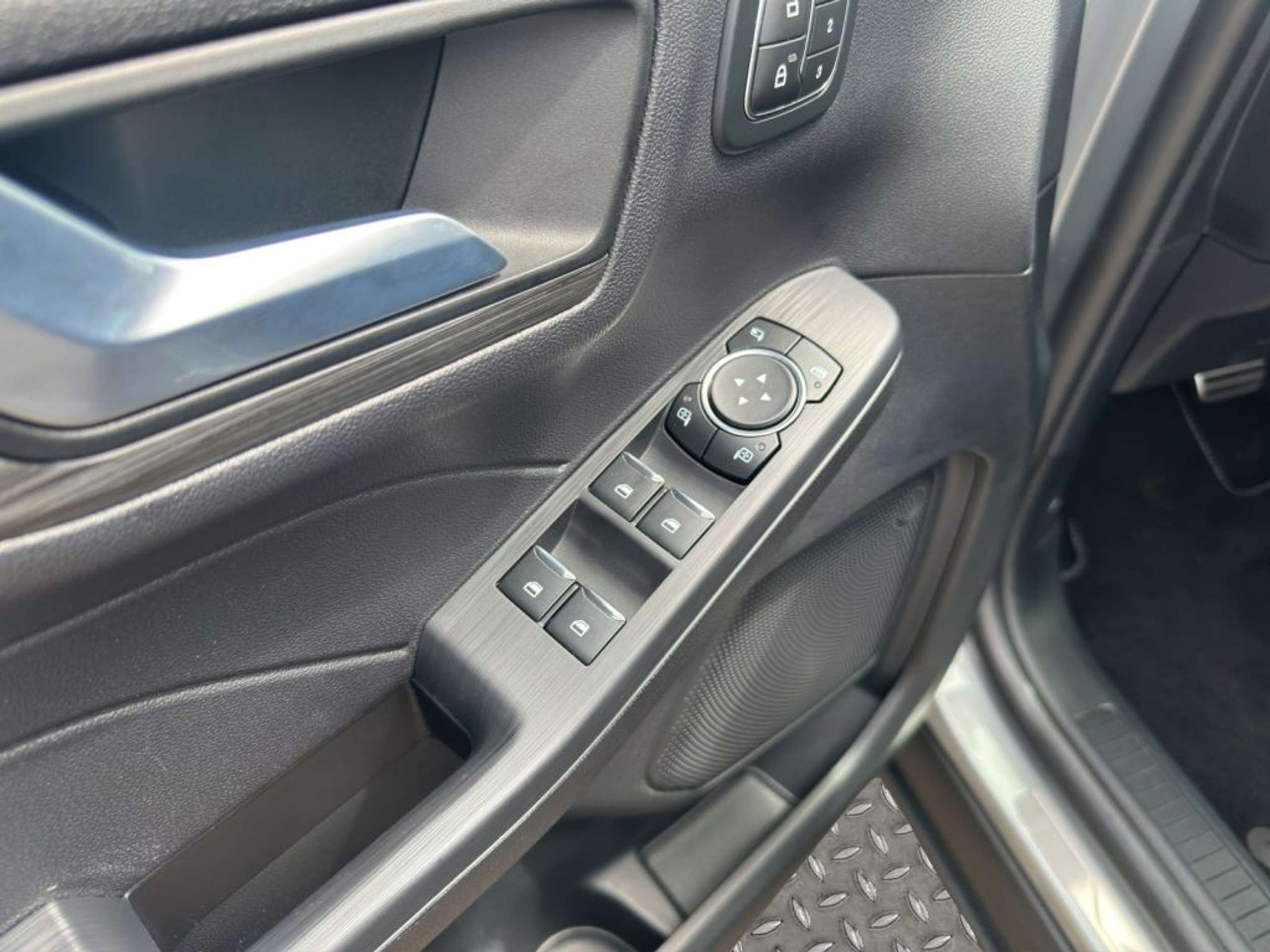 Fahrzeugabbildung Ford Kuga ACTIVE FHEV X 2.5 Ltr. 152 PS *AUT - mit KI generiert/bearbeitet
