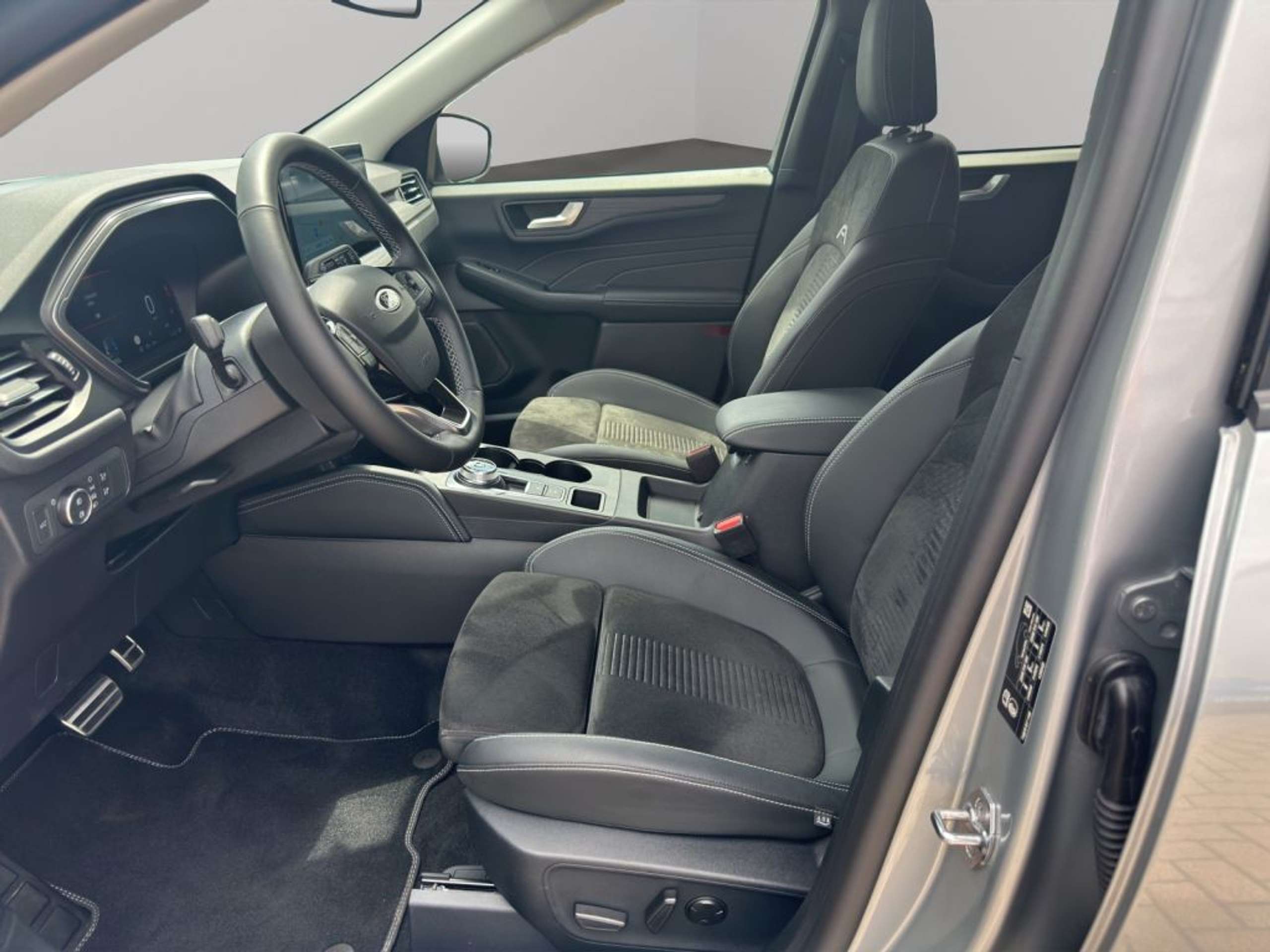 Fahrzeugabbildung Ford Kuga ACTIVE FHEV X 2.5 Ltr. 152 PS *AUT - mit KI generiert/bearbeitet