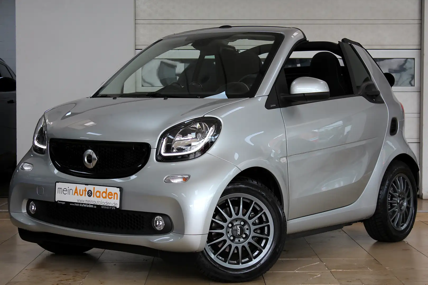 smart forTwo 1.0 Cabrio Aut. *1.HAND*49.200KM*NAVI*APPLE*LED*F1 Silber - 1