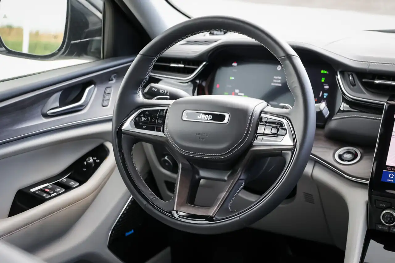 Jeep Grand Cherokee photo Jeep Grand Cherokee