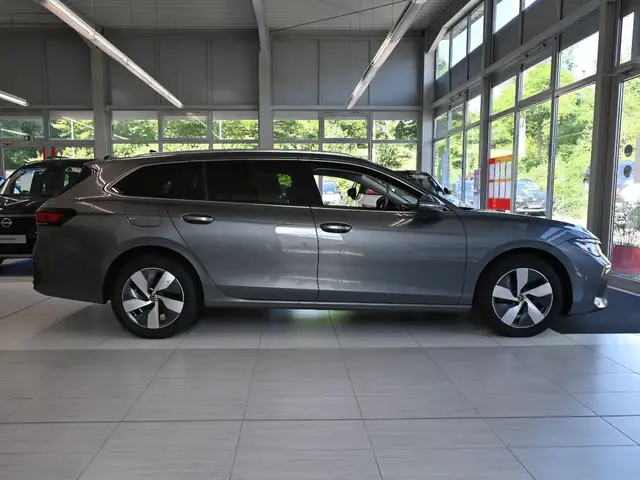 Volkswagen Passat view 9