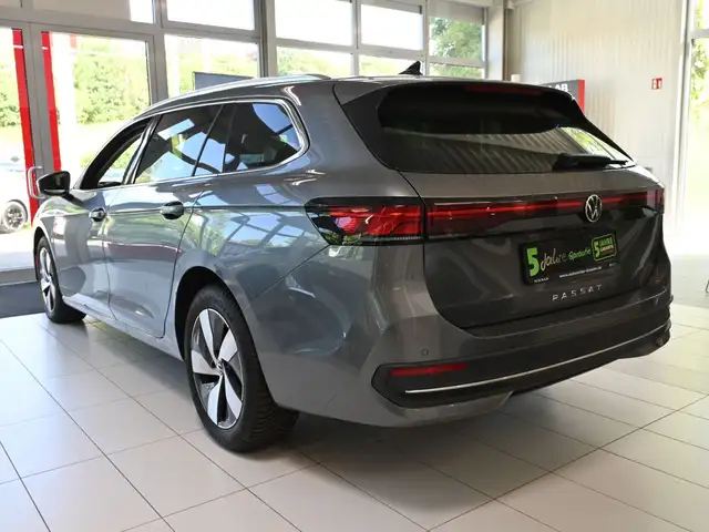 Volkswagen Passat view 11