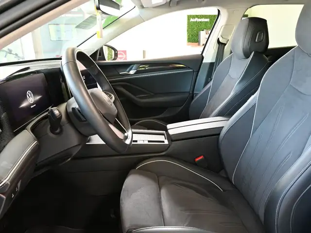 Volkswagen Passat view 13