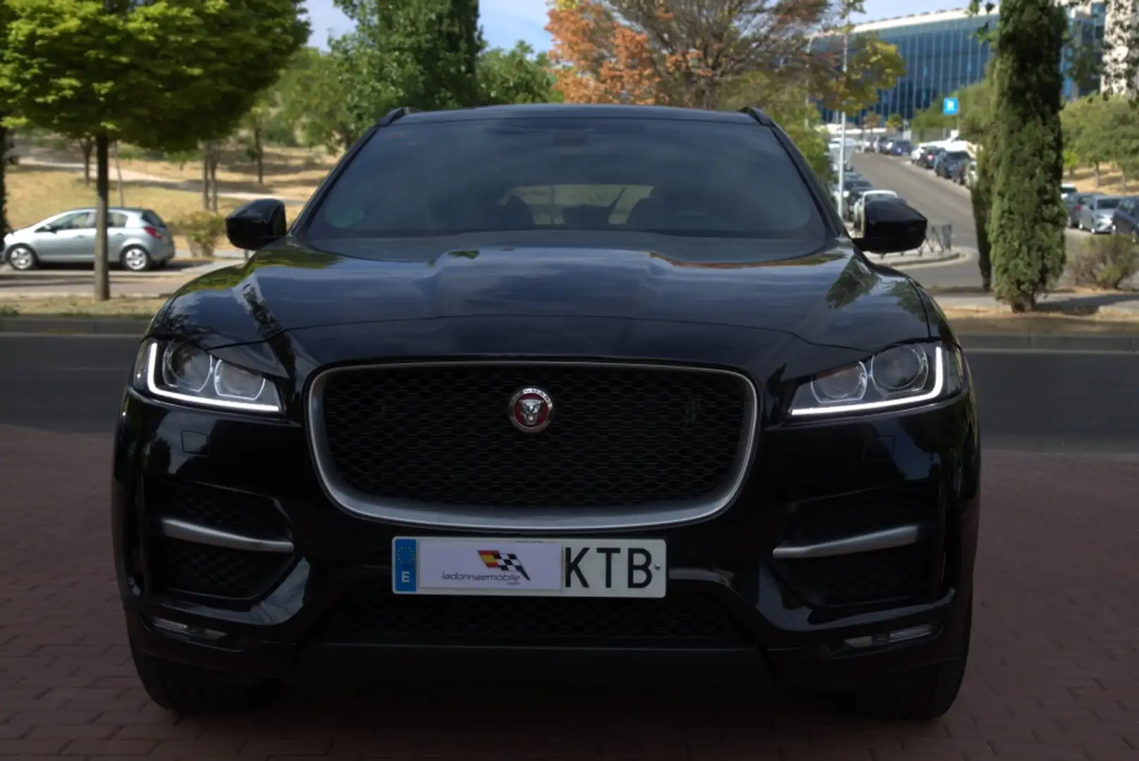 Jaguar F-Pace 2.0i4D R-Sport Aut. RWD 180 Noir - 1