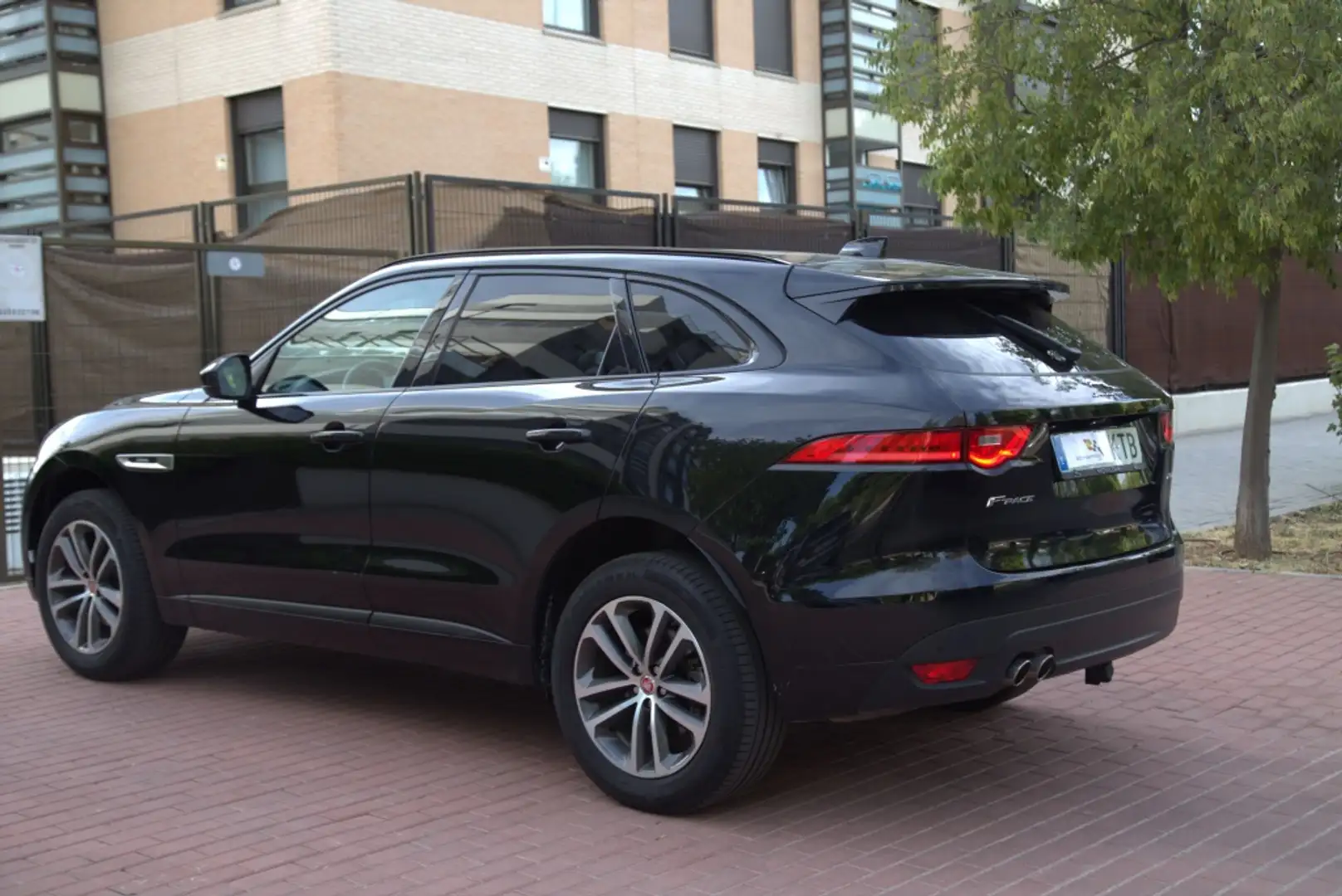 Jaguar F-Pace 2.0i4D R-Sport Aut. RWD 180 Noir - 2
