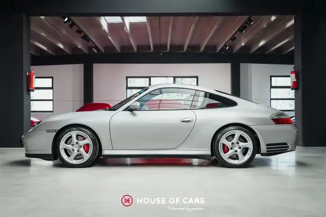 Porsche 911 view 10