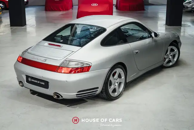 Porsche 911 view 7