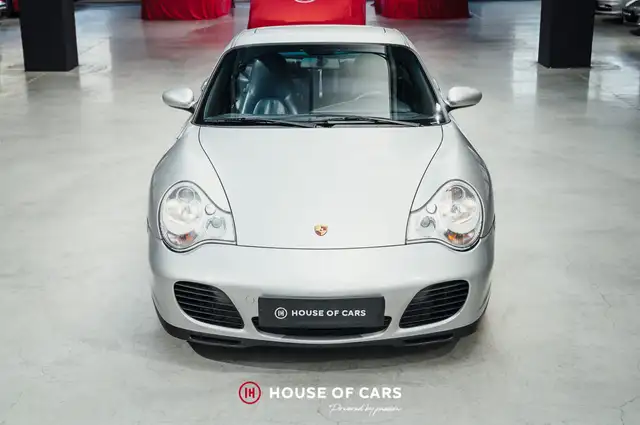 Porsche 911 view 3