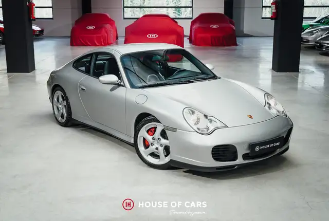 Porsche 911 view 4