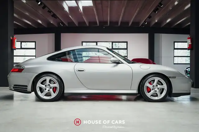 Porsche 911 view 5