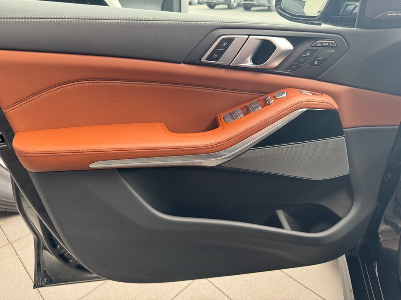 BMW X7 xDrive40d/MPaket/23"/PanoSky/Soft/Integral — photo 9