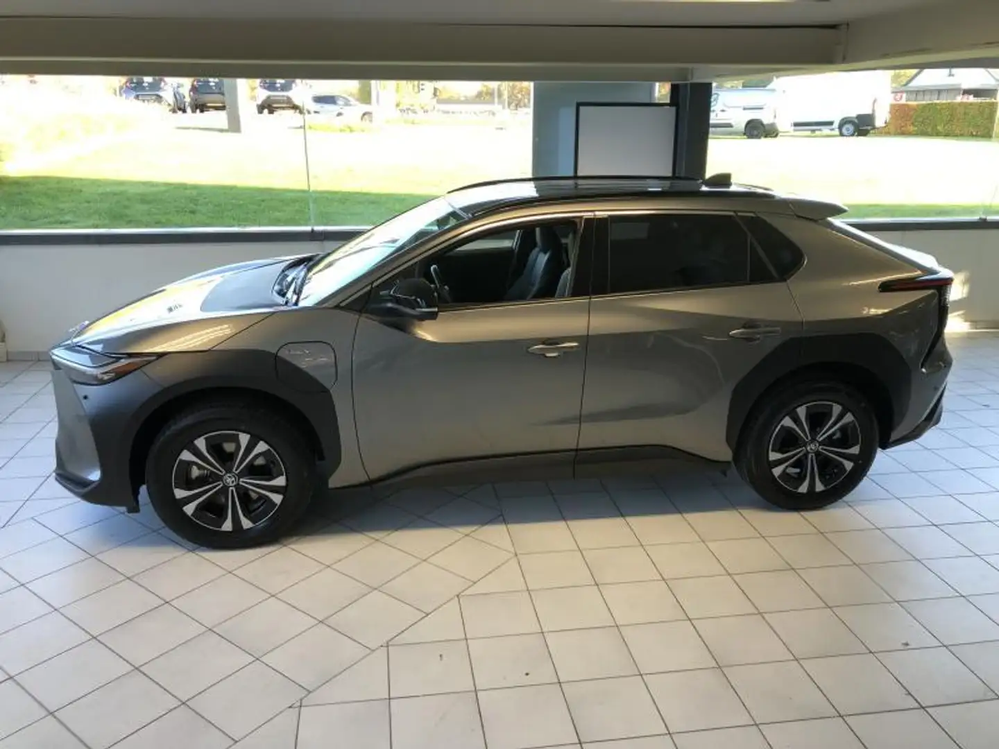 Toyota bZ4X Executive Grijs - 2