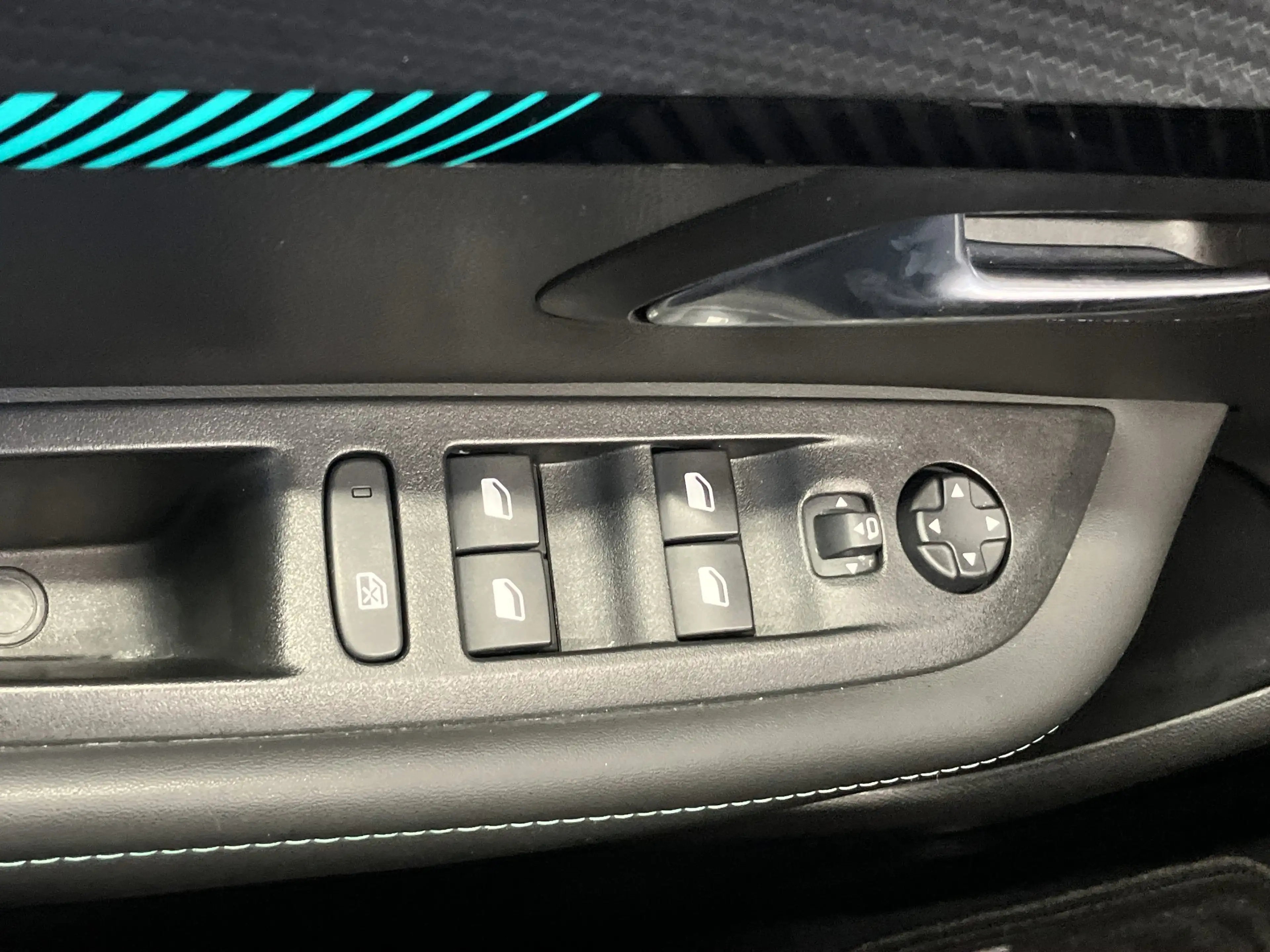 Peugeot e-208 Elektro Allure SHZ+Kam+KeyLess+CarPlay — photo 14
