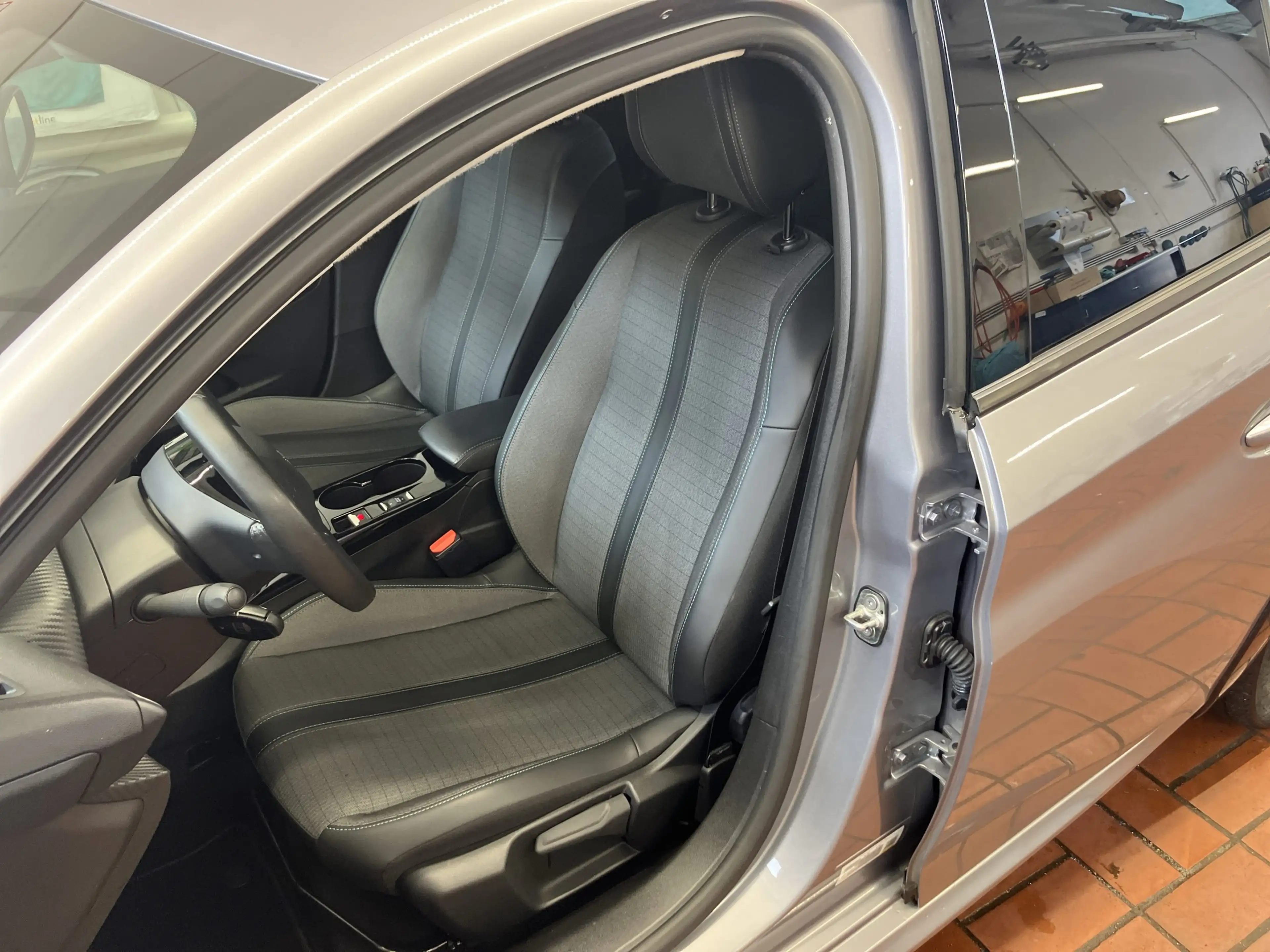 Peugeot e-208 Elektro Allure SHZ+Kam+KeyLess+CarPlay — photo 8