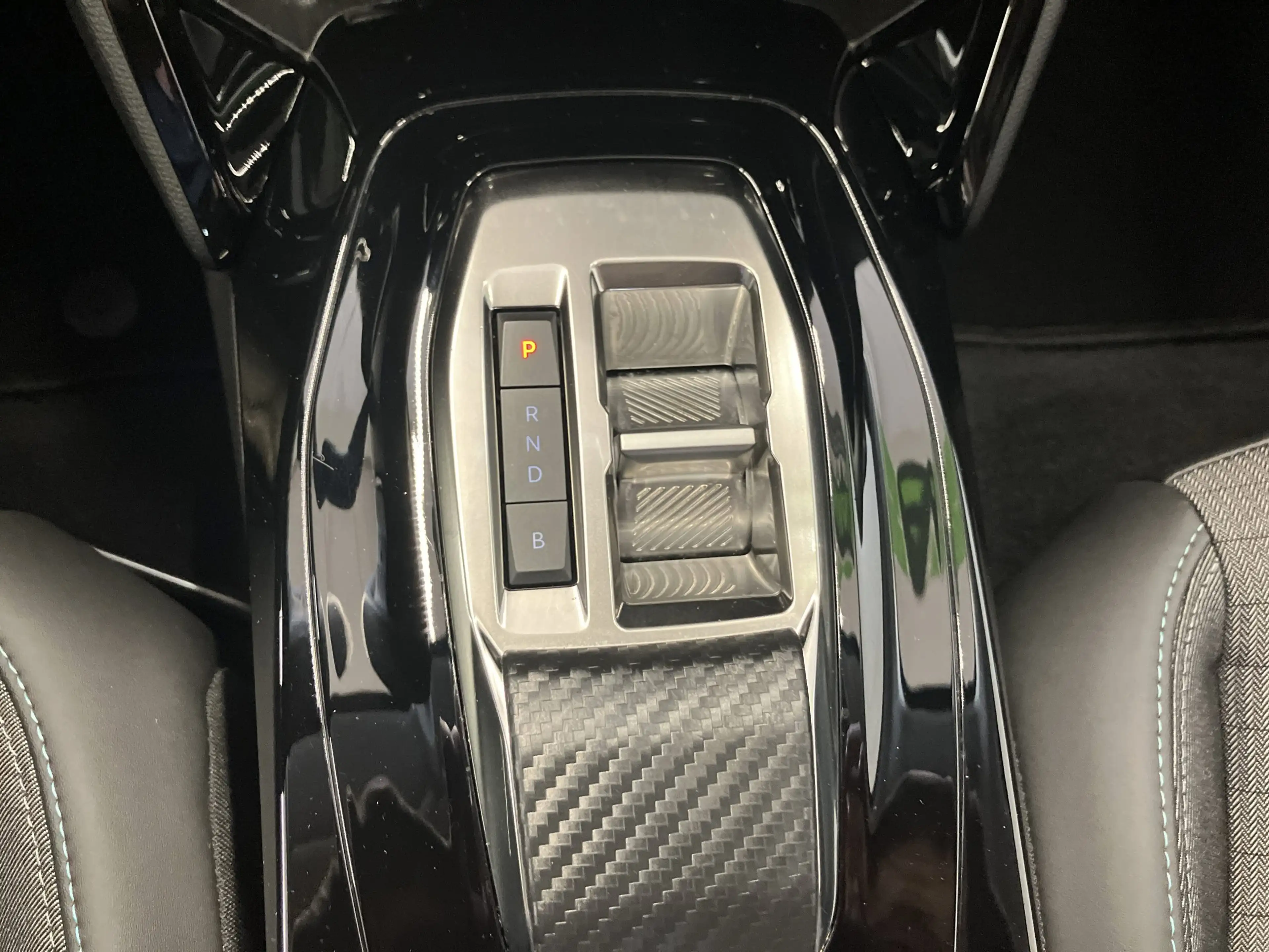 Peugeot e-208 Elektro Allure SHZ+Kam+KeyLess+CarPlay — photo 13