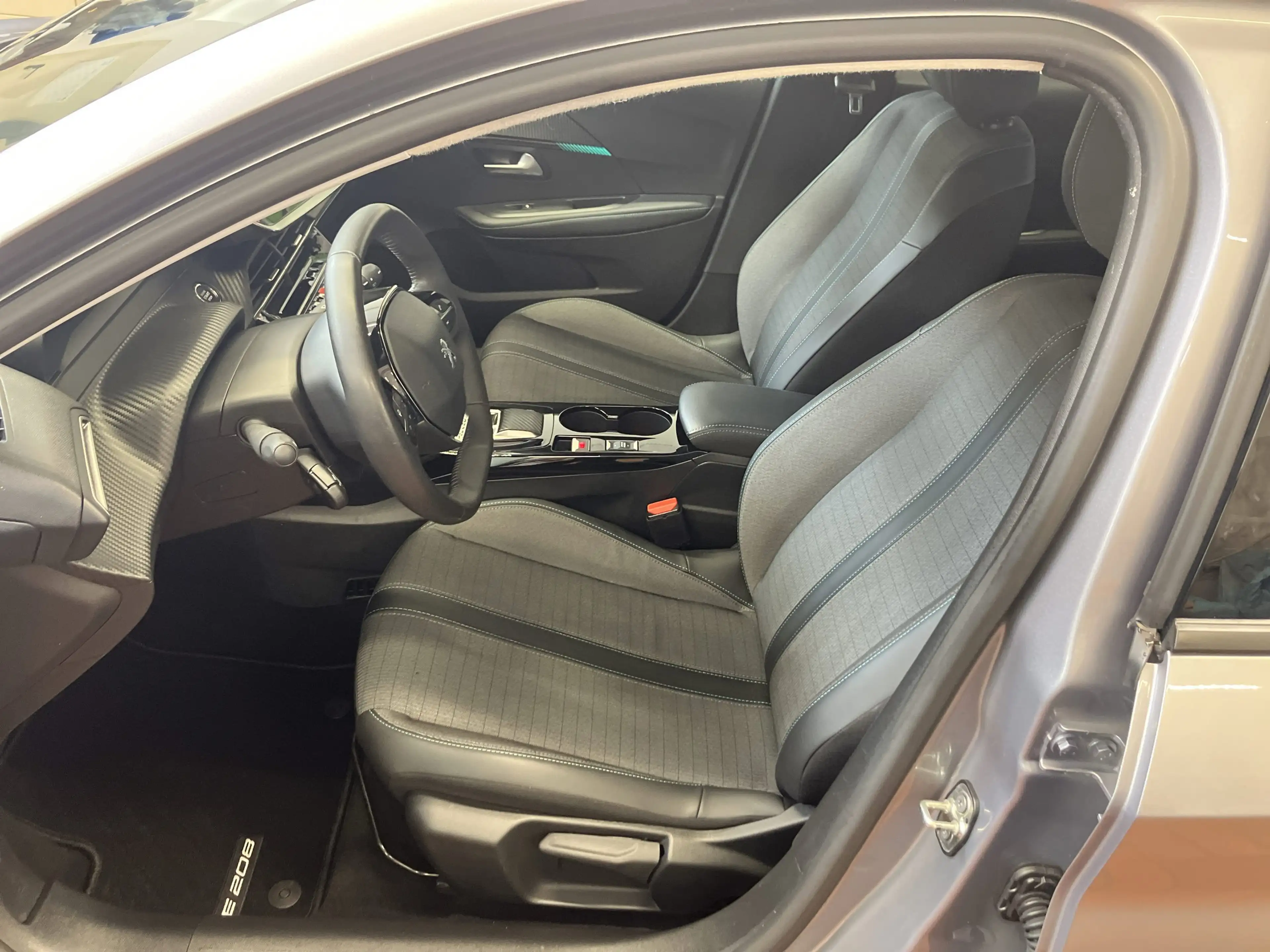 Peugeot e-208 Elektro Allure SHZ+Kam+KeyLess+CarPlay — photo 7