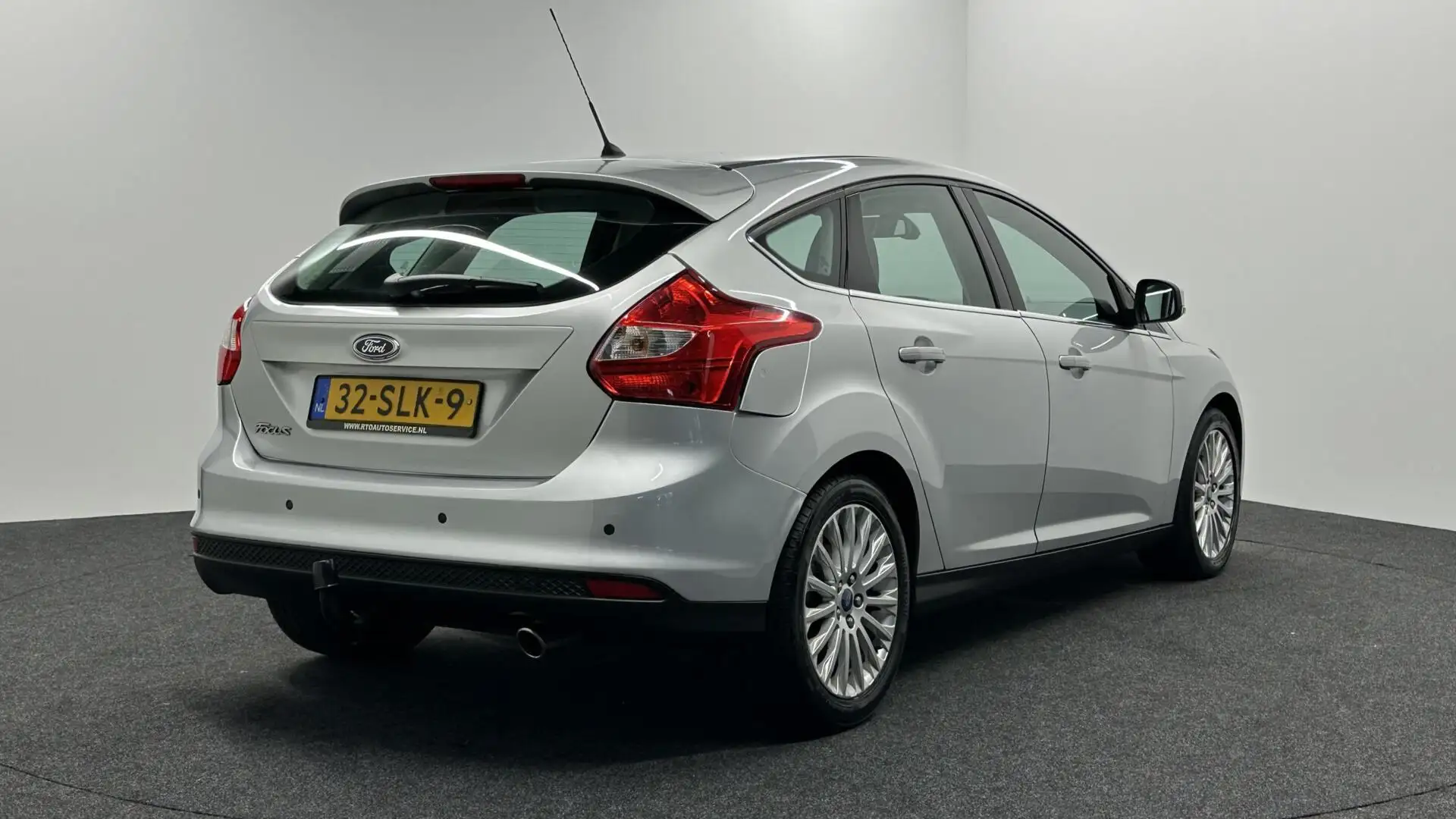Ford Focus 1.6 EcoBoost First Edition TREKHAAK ECC CRUISE LM. Gris - 2