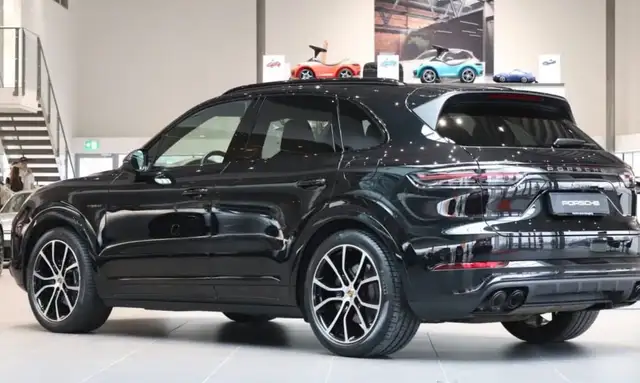 Porsche Cayenne view 3